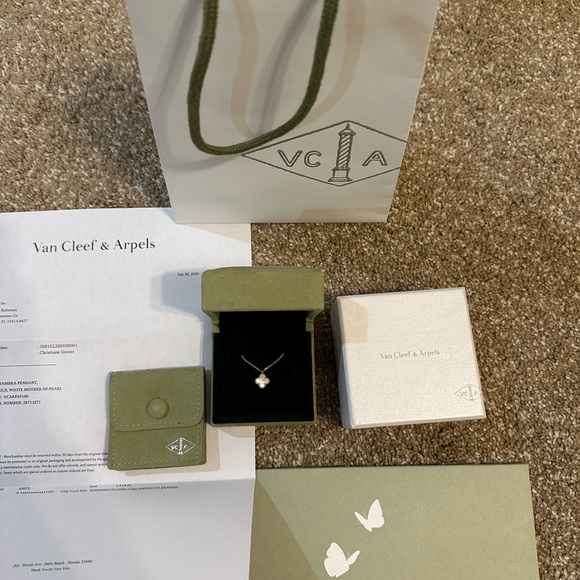 Van Cleef & Arpels Sweet Alhambra Pendant Necklace - Picture 2 of 7